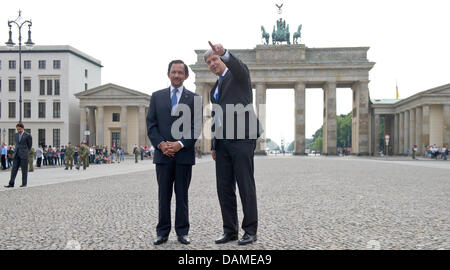 Berliner First Mayor Klaus Wowereit (r) und der Sultan von Brunei, Haji Hassanal Bolkiah, stehen am Pariser Platz vor dem Brandenburger Tor in Berlin, Deutschland, 8. Juni 2011. Der Sultan besucht derzeit Berlin für politische Konsultationen. Foto: Tobias Kleinschmidt Stockfoto