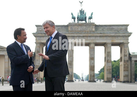 Berliner First Mayor Klaus Wowereit (r) und der Sultan von Brunei, Haji Hassanal Bolkiah, stehen am Pariser Platz vor dem Brandenburger Tor in Berlin, Deutschland, 8. Juni 2011. Der Sultan besucht derzeit Berlin für politische Konsultationen. Foto: Tobias Kleinschmidt Stockfoto