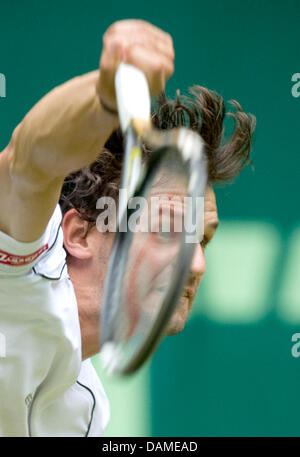 Deutscher Tennisspieler Philipp Petzschner spielt in seinem Match gegen spanischer Tennisspieler Daniel Gimeno-Traver in der ATP-Tennis-Tour in Halle (Westfalen), Deutschland, 8. Juni 2011. Er gewann mit 6: 2 und 6: 4. Foto: Bernd Thissen Stockfoto