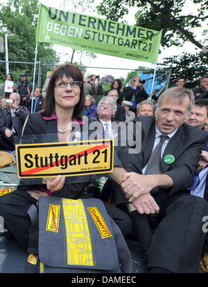 Gegner des umstrittenen Bahnprojekt Stuttgart 21 sind ein Sitzblockade in Stuttgart, Deutschland, 9. Juni 2011 abgebildet. Etwa 70 Gegner das Bahnprojekt Stuttgart 21 blockiert den Eingang zur Baustelle. Die Aktion wurde initiiert von der "Interessengemeinschaft der Unternehmer gegen Stuttgart 21'. Foto: Marijan Murat Stockfoto