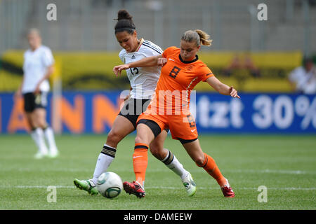 Deutschlands Celia Okoyino da Mbabi (L) wetteifert um den Ball mit Sherida Spitse der Niederlande während der internationalen Frauen Fußballspiel Deutschland gegen die Niederlande im Tivoli-Stadion in Aachen, Deutschland, 7. Juni 2011. Foto: Revierfoto Stockfoto