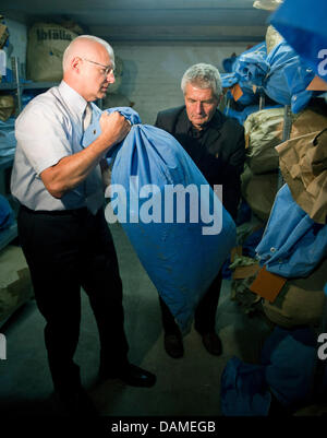 Roland Jahn (R), Bundesbeauftragte für die Stasi-Archiven und Bereich Executive der Sasi Archive in Frankfurt Oder, Ruediger Sielaff, halten eine Tasche mit b. Unterlagen der ehemaligen Staatssicherheit in Frankfurt Oder, Deutschland, 9. Juni 2011. Das Amt des Bundesbeauftragten für die Stasi-Archive ist eine Regierungsagentur, die bewahrt, erforscht und verwaltet Dokumente Stockfoto