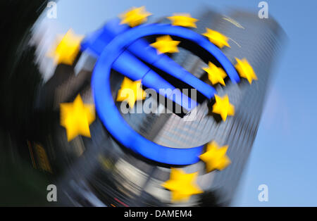 (DATEI) Eine Archivfoto vom 5. August 2009 zeigt die Euro-Skulptur beleuchtet in der Nacht vor der Europäischen Zentralbank in Frankfurt am Main, Deutschland. Der Zinssatz in der Eurzone blieb unverändert bei 1,25 Prozent. Foto: Uwe Anspach Stockfoto