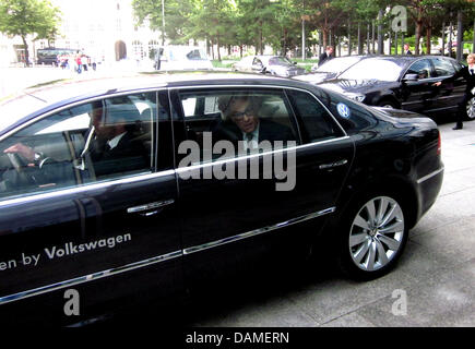 US-Schauspieler Tom Hanks kommt in einer Limousine in Berlin, Deutschland, 9. Juni 2011. Hanks präsentiert seinen Film "Larry Crowne" am Donnerstagabend in Berlin. Foto: Xamax Stockfoto