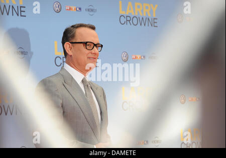 US-Schauspieler Tom Hanks kommt zur Premiere des Films "Larry Crowne" im Cinestar Kino am Potsdamer Platz in Berlin, Deutschland, 9. Juni 2011. Der Film erscheint am 30. Juni 2011 in den deutschen Kinos. Foto: Jens Kalaene Stockfoto