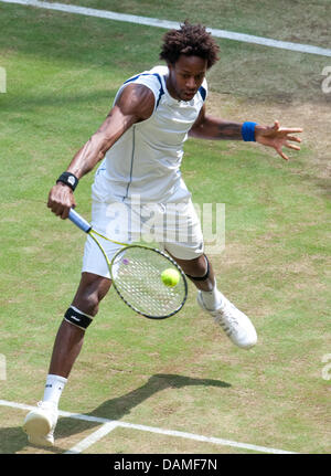 Gael Monfils aus Frankreich schlägt den Ball während seiner Halbfinalspiel gegen Kohlschreiber aus Deutschland während der ATP World Tour in Halle (Westfalen), Deutschland, 11. Juni 2011. Foto: BERND THISSEN Stockfoto