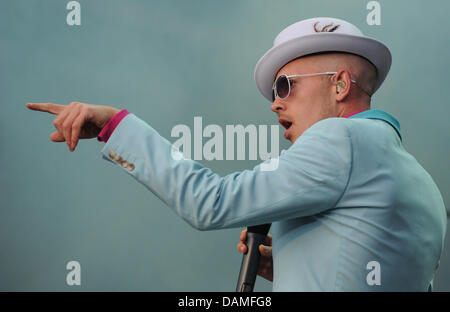 Sänger Jan Delay aus Hamburg führt während der SWR Sommerfest am Schlossplatz in Stuttgart, Deutschland, 11. Juni 2011. Das dritte SWR Sommerfest wird von der Südwest Rundfunk (SWR), dem Land Baden-Württemberg und Südwest deutsche Konzertagentur Erwin Russ organisiert. Das Festival bietet live-Musik und Unterhaltung bis 14 Juni. Foto: Marijan Murat Stockfoto