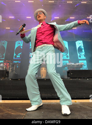 Sänger Jan Delay aus Hamburg führt während der SWR Sommerfest am Schlossplatz in Stuttgart, Deutschland, 11. Juni 2011. Das dritte SWR Sommerfest wird von der Südwest Rundfunk (SWR), dem Land Baden-Württemberg und Südwest deutsche Konzertagentur Erwin Russ organisiert. Das Festival bietet live-Musik und Unterhaltung bis 14 Juni. Foto: Marijan Murat Stockfoto