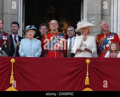 Die britische Königin Elizabeth II und Prinz Philip, Herzogin Camilla und Prinz Charles und seine Prinz Harry und andere Mitglieder der königlichen Familie besuchen die Trooping die Farbe Zeremonie auf dem Balkon des Buckingham Palace in London, Großbritannien, 11. Juni 2011. Eigentlichen Geburtstag Königin Elizabeth II ist 21 April Trooping The Colour markiert offiziellen Geburtstag des Monarchen Foto: Alber Stockfoto