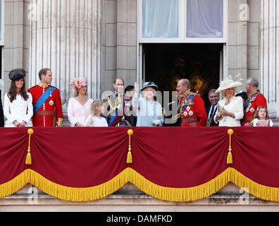 Die britische Königin Elizabeth II und Prinz Philip, Herzogin Camilla und Prinz Charles; Prinz William und Herzogin Catherine und andere Mitglieder der königlichen Familie sind dabei die Trooping die Farbe Zeremonie auf dem Balkon des Buckingham Palace in London, Großbritannien, 11. Juni 2011. Eigentlichen Geburtstag Königin Elizabeth II ist 21 April, aber Trooping The Colour ist offizielle Geburtsstunde der Monarch Stockfoto