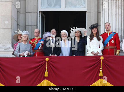 Großbritanniens Prinz William und Herzogin Catherine und andere Mitglieder der königlichen Familie sind dabei die Trooping die Farbe Zeremonie auf dem Balkon des Buckingham Palace in London, Großbritannien, 11. Juni 2011. Eigentlichen Geburtstag Königin Elizabeth II ist 21 April Trooping The Colour markiert offiziellen Geburtstag des Monarchen Foto: Albert Nieboer Niederlande Stockfoto