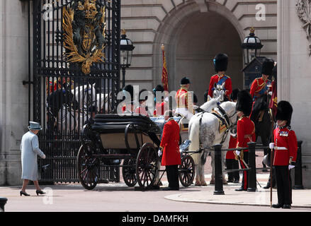 Die britische Königin Elizabeth II. während der Trooping die Farbe Zeremonie im Buckingham Palace in London, Großbritannien, 11. Juni 2011. Eigentlichen Geburtstag Königin Elizabeth II ist 21 April Trooping The Colour markiert offiziellen Geburtstag des Monarchen Foto: Albert Nieboer Niederlande Stockfoto