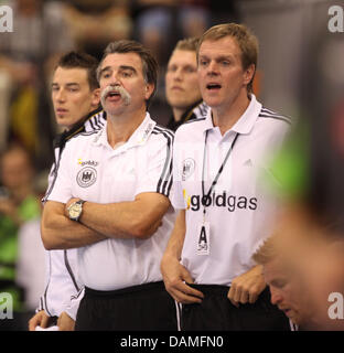 Deutscher-Trainer Heiner Brand (L) während die europäischen Männer-Handball-EM-Qualifikation match Deutschland vs. Lettland in der Arena in Trier, Deutschland, 12. Juni 2011. Bundes-Trainer Heiner Brand als Trainer die Handball-Nationalmannschaft zum letzten Mal. Seine eigentliche stellvertretender Martin Heuberger (R) gilt als möglicher Nachfolger.   Foto: THOMAS FREY Stockfoto