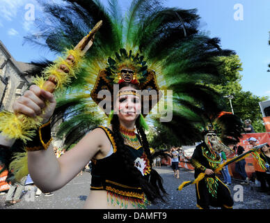 Mitglieder der bolivianischen Gruppe tanzen auf dem Karneval der Kulturen in Berlin-Kreuzberg, Deutschland, 12. Juni 2011. Wie jedes Jahr trat Tausende von Menschen die Parade am Straßenrand. Foto: EMILY WABITSCH Stockfoto