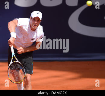 Hamburg, Deutschland. 16. Juli 2013. Deutsche Tennisspielerin Julian Reister dient den Ball in der ersten Vorrundenspiel gegen Delbonis aus Argentinien beim ATP Turnier in Hamburg, Deutschland, 16. Juli 2013. Foto: AXEL HEIMKEN/Dpa/Alamy Live News Stockfoto