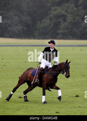 Prinz William, Herzog von Cambridge, spielt während der Sentebale Polo Cup im Coworth Polo Club in Berkshire, Großbritannien, 12. Juni 2011. Prinz William spielte für das Team Tusk Trust. Foto: Albert Nieboer Niederlande Stockfoto