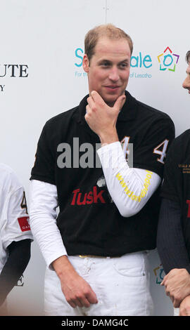Prinz William, Herzog von Cambridge, spielt während der Sentebale Polo Cup im Coworth Polo Club in Berkshire, Großbritannien, 12. Juni 2011. Prinz William spielte für das Team Tusk Trust. Foto: Albert Nieboer Niederlande Stockfoto