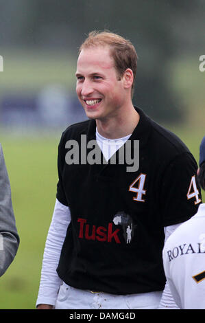 Prinz William, Herzog von Cambridge, spielt während der Sentebale Polo Cup im Coworth Polo Club in Berkshire, Großbritannien, 12. Juni 2011. Prinz William spielte für das Team Tusk Trust. Foto: Albert Nieboer Niederlande Stockfoto