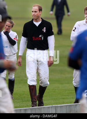 Prinz William, Herzog von Cambridge, spielt während der Sentebale Polo Cup im Coworth Polo Club in Berkshire, Großbritannien, 12. Juni 2011. Prinz William spielte für das Team Tusk Trust. Foto: Albert Nieboer Niederlande Stockfoto