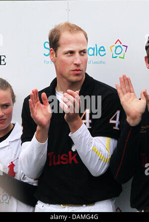 Prinz William, Herzog von Cambridge, spielt während der Sentebale Polo Cup im Coworth Polo Club in Berkshire, Großbritannien, 12. Juni 2011. Prinz William spielte für das Team Tusk Trust. Foto: Albert Nieboer Niederlande Stockfoto