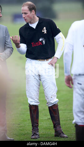 Prinz William, Herzog von Cambridge, spielt während der Sentebale Polo Cup im Coworth Polo Club in Berkshire, Großbritannien, 12. Juni 2011. Prinz William spielte für das Team Tusk Trust. Foto: Albert Nieboer Niederlande Stockfoto