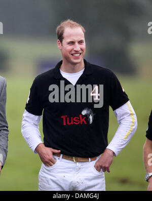 Prinz William, Herzog von Cambridge, spielt während der Sentebale Polo Cup im Coworth Polo Club in Berkshire, Großbritannien, 12. Juni 2011. Prinz William spielte für das Team Tusk Trust. Foto: Albert Nieboer Niederlande Stockfoto
