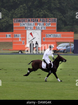 Großbritanniens Prinz Harry spielt während der Sentebale Polo Cup im Coworth Polo Club in Berkshire, Großbritannien, 12. Juni 2011. Prinz Harry für das Sentebale-Team. Foto: Albert Nieboer Niederlande Stockfoto