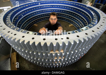 (DATEI) Eine Archivfoto vom 2. August 2006 zeigt Ralf Bahlk schlüpften die Zähne eines großen Zahnrades für einen zukünftigen Wind-Turbine-Generator bei Wind Turbine Manufacterer Nordex in Rostock, Deutschland. Der Nordex-Hauptversammlung findet am 7. Juni 2011 in Rostock, Deutschland. Foto: Jens Büttner Stockfoto