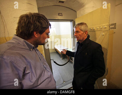 Bundesbeauftragter für die Stasi Archives Roland Jahn (R) mit dem Leiter der Gedenkstätte und Museum "Runde Ecke" (Runde Ecke), Tobias Hollitzer, vor einer Zelle von einem Untersuchungsgefängnis des des ehemaligen Ministeriums für Staatssicherheit (MfS) in Leipzig, Deutschland, 26. Mai 2011. Jahn besucht ein Vorposten der Eidgenössischen Kommission für die Stasi-Archive in der ehemaligen Zentrale der St. Stockfoto