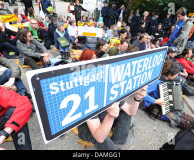 Gegner der umstrittenen Bahn-Projekt Stuttgart 21 blockieren den Eingang zur Baustelle des Bahnhofs und halten Zeichen in Stuttgart, Deutschland, 14. Juni 2011. Rund 100 Demonstranten blockiert den Eingang auf der Baustelle, da die jüngsten Baustopp aufgehoben wurde. Foto: Franziska Kraufmann Stockfoto