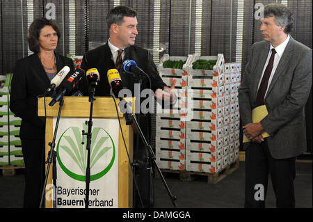Deutsche Landwirtschaft Ministerin Ilse Aigner (L) und Bavarian Environment Minister Markus Soeder (C) sprechen auf einer Pressekonferenz neben Andreas Zapf, Präsident des Bayerischen Amtes für Gesundheit und Lebensmittelsicherheit, bei einem pflanzlichen Bauernhof in Nürnberg, Deutschland, 14. Mai 2011. Aigner und Soeder besucht verschiedene Gemüsebauern in der Region aufgrund der jüngsten EHEC-Epidemie. Foto: David Ebener Stockfoto