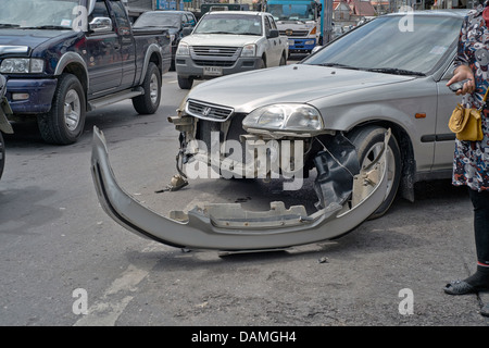 Detail der frontalen Fahrzeugschäden nach einem Autounfall. S. E. Asien Thailand Stockfoto