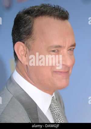 US-Schauspieler Tom Hanks kommt für die Premiere des Films "Larry Crowne" im Cinestar-Kino am Potsdamer Platz in Berlin, Deutschland, 12. Juni 2011. Foto: Jens Kalaene Stockfoto