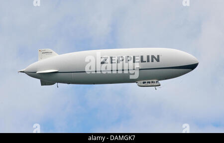 (Dpa-Datei) - ein Datei-Bild vom 28. Mai 2010 zeigt ein Zeppelin NT schwebt über dem Bodensee (See) in der Nähe von Konstanz, Deutschland. Der Name ist eine geschützte eingetragene Marke der Zeppelin Luftschiff-engineering in Friedrichshafen. Die meisten der Luftschiffe sind Blimp genannt. Im Gegensatz zu den klassischen Zeppelin haben letzteres keine feste innere Gerüst. Foto: Patrick Seeger Stockfoto