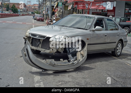 Detail der frontalen Fahrzeugschäden nach einem Autounfall. S. E. Asien Thailand Stockfoto