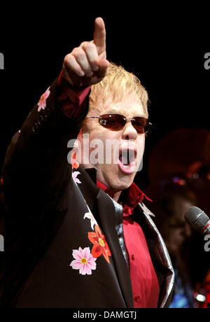 Britischer Musiker Sir Elton John führt in der Olympiahalle Veranstaltungsort in München, 14. Juni 2011. Elton John ist derzeit auf seiner Welttournee mit einem Zwischenstopp in Deutschland. Foto: Tobias Hase Stockfoto