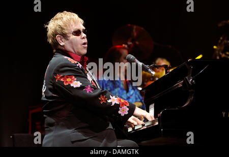 Britischer Musiker Sir Elton John führt in der Olympiahalle Veranstaltungsort in München, 14. Juni 2011. Elton John ist derzeit auf seiner Welttournee mit einem Zwischenstopp in Deutschland. Foto: Tobias Hase Stockfoto