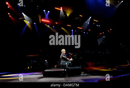 Britischer Musiker Sir Elton John führt in der Olympiahalle Veranstaltungsort in München, 14. Juni 2011. Elton John ist derzeit auf seiner Welttournee mit einem Zwischenstopp in Deutschland. Foto: Tobias Hase Stockfoto