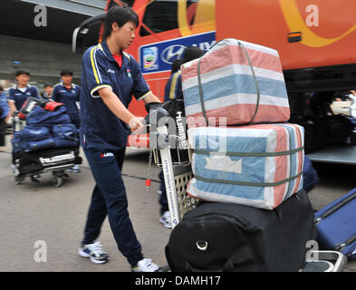 Nordkoreas Frauen Fußball-Nationalmannschaft besteigt den Mannschaftsbus nach der Ankunft am Flughafen in Leipzig, Deutschland, 15. Juni 2011. Das Team wurde von der Stadt Leipzig und die Leipziger Volkszeitung Zeitung zu üben an der Sportschule "Egidius Braun" bis 18. Juni 2011, eingeladen, wenn sie für den Beginn der Frauen WM am 26. Juni 2011 nach Dresden reisen werden. Foto: Henne Stockfoto