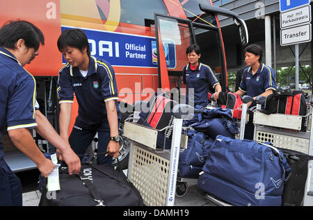 Nordkoreas Frauen Fußball-Nationalmannschaft besteigt den Mannschaftsbus nach der Ankunft am Flughafen in Leipzig, Deutschland, 15. Juni 2011. Das Team wurde von der Stadt Leipzig und die Leipziger Volkszeitung Zeitung zu üben an der Sportschule "Egidius Braun" bis 18. Juni 2011, eingeladen, wenn sie für den Beginn der Frauen WM am 26. Juni 2011 nach Dresden reisen werden. Foto: Henne Stockfoto