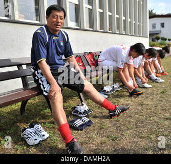 Headcoach von Nordkoreas nationale Frauenfußball, Kim Kwang Min (L), sitzt vor dem Training an der Sportschule "Egidius Braun" in Leipzig, Deutschland.die Team wurde von der Stadt Leipzig und die Leipziger Volkszeitung Zeitung zu üben an der Sportschule "Egidius Braun" bis 18. Juni 2011, wenn sie nach Dresden für den Beginn der Frauen WM am 26. Reisen werden eingeladen Stockfoto