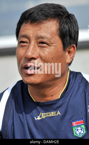 Headcoach von Nordkoreas nationale Frauenfußball, Kim Kwang Min (L), sitzt vor dem Training an der Sportschule "Egidius Braun" in Leipzig, Deutschland.die Team wurde von der Stadt Leipzig und die Leipziger Volkszeitung Zeitung zu üben an der Sportschule "Egidius Braun" bis 18. Juni 2011, wenn sie nach Dresden für den Beginn der Frauen WM am 26. Reisen werden eingeladen Stockfoto