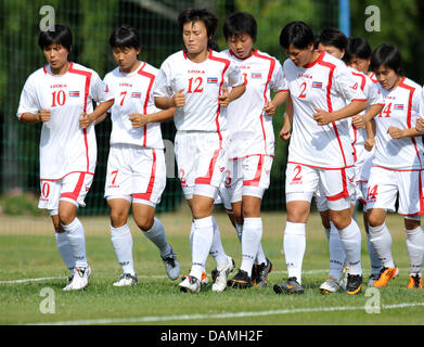 Nationalen Frauenfußball Nordkoreas übt an der Sportschule "Egidius Braun" in Leipzig, Deutschland.die Team wurde von der Stadt Leipzig und die Leipziger Volkszeitung Zeitung zu üben an der Sportschule "Egidius Braun" bis 18. Juni 2011, wenn sie für den Beginn der Frauen WM am 26. Juni 2011 nach Dresden reisen werden eingeladen. Foto: HENDRIK SCHMIDT Stockfoto