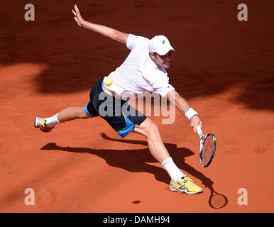 Hamburg, Deutschland. 16. Juli 2013. Deutsche Tennisspielerin Julian Reister schlägt den Ball in der ersten Vorrundenspiel gegen Delbonis aus Argentinien beim ATP Turnier in Hamburg, Deutschland, 16. Juli 2013. Foto: AXEL HEIMKEN/Dpa/Alamy Live News Stockfoto