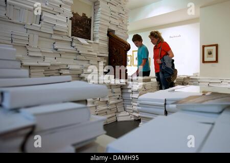 Zwei Besucher zu Fuß über den Abschnitt "Messestadt" (lit. Messestadt) als Teil der ständigen Ausstellung "Moderne Zeiten" (lit. Neuzeit) am Rathaus in Leipzig, Deutschland, 14. Juli 2013. Die neue Ausstellung zeigt die Geschichte der Stadt Leipzig erstreckt sich über 200 Jahren aus der Zeit der Industrialisierung bis zur Gegenwart. Foto: Peter Endig Stockfoto