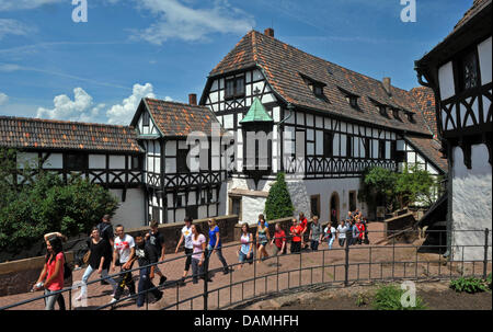 Touristen besuchen die Wartburg in Eisenach, Deutschland, 6. Juni 2011. Im Jahr 1521 übersetzt Martin Luther die Bibel in der 900 Jahre alten Burg ins Deutsche. Es ist daher eine der wichtigsten Stätten der Reformation in Deutschland. Im Jahr 2017 planen die Wartburg und der Stadt Eisenach, wo Luther School, eine große Jubiläumsausstellung zu hosten. Foto: Martin Schutt Stockfoto