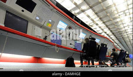 (Dpa-Datei) - ein Datei-Bild datiert 11. März 2011 von einem Leitstand der Flight-control in Langen, Deutschland. Nur wenige Wochen vor der Sommerpause, drohen Fluglotsen Streik. Am 15. Juni 2011 erklärte der Fluglotsen Union des Verfahrens mit Flugsteuerung gescheitert. Foto: Marius Becker Stockfoto