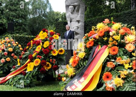 Kopf Berlins Regierender Bürgermeister Klaus Wowereit spricht an der Gedenkstätte für die Opfer der nationalen Erhebung am 17. Juni 1953 in Berlin, Deutschland, 17. Juni 2011. Zwischen 500001 Millionen Menschen protestierten gegen die SED-Diktatur im Juni 1953 vor 58 Jahren. Sie kämpften gegen verschlechterten Lebensbedingungen und der politischen Unterdrückung. Der Protest wurde von sowjetischen Panzern niedergeschlagen. Foto: Stockfoto