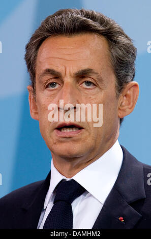 Der französische Präsident Nicolas Sarkozy spricht auf einer Pressekonferenz in der Staatskanzlei in Berlin, Deutschland, 17. Juni 2011. Merkel hat Sarkozy zu bilateralen Gesprächen getroffen. Foto: MICHAEL KAPPELER Stockfoto