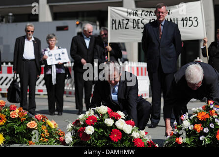 Berlins Bürgermeister Kopf Klaus Wowereit (C) und Zeitzeugen hinlegen Kränze an der Gedenkstätte für die Opfer der nationalen Erhebung am 17. Juni 1953 in Berlin, Deutschland, 17. Juni 2011. Zwischen 500001 Millionen Menschen protestierten gegen die SED-Diktatur im Juni 1953 vor 58 Jahren. Sie kämpften gegen verschlechterten Lebensbedingungen und der politischen Unterdrückung. Die pro Stockfoto